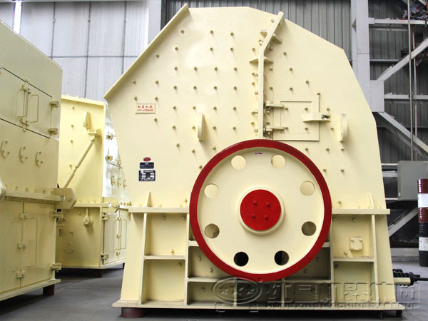 重錘式破碎機側(cè)面