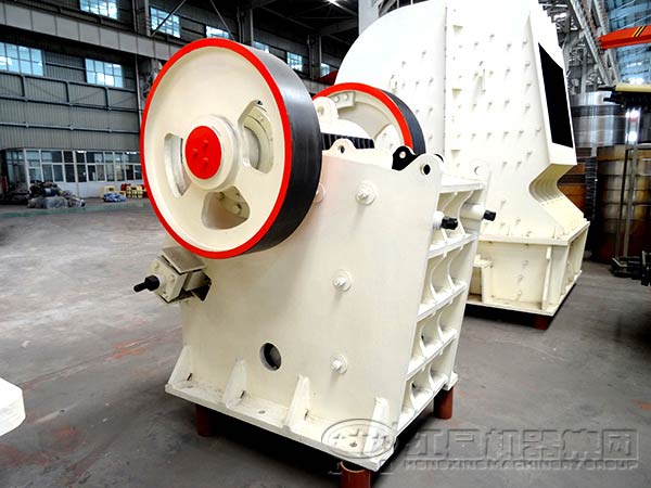 鄂式破碎機側(cè)面