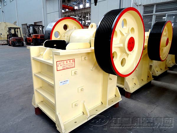 鄂式破碎機正面