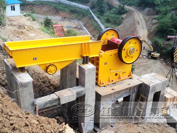 花崗巖粉碎機工作現(xiàn)場