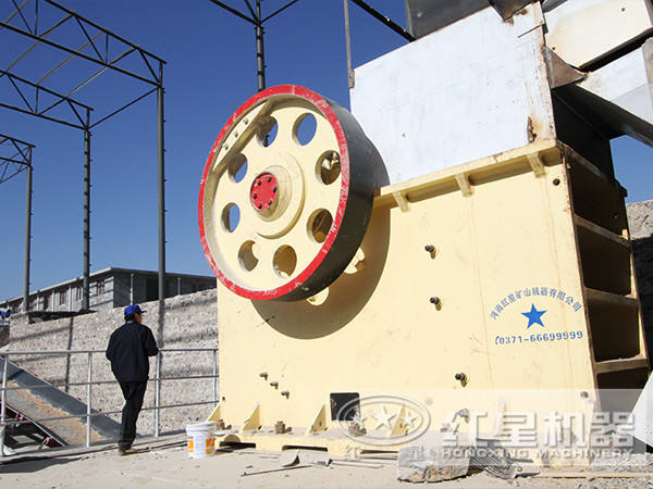 礦用鄂式破碎機(jī)加工現(xiàn)場
