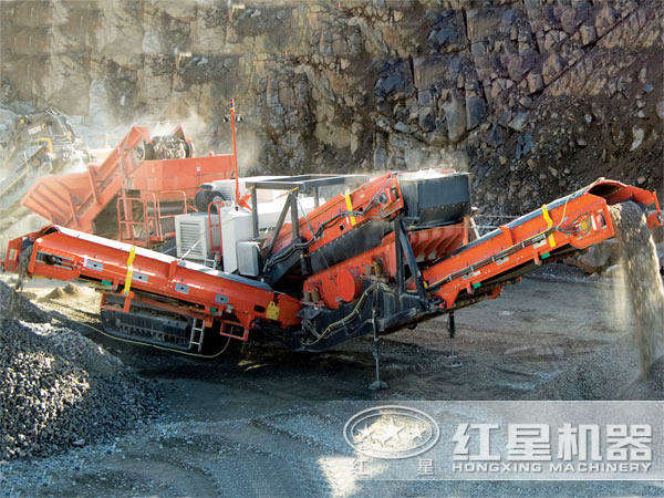 履帶式移動碎石機(jī)車