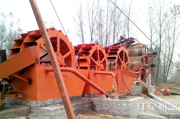 中型洗砂機(jī)安裝、調(diào)試好，洗出的砂子潔凈度高