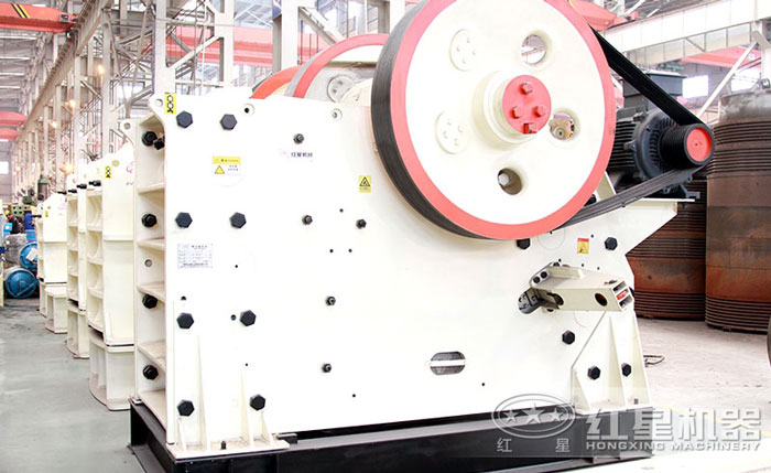 第一輪初級(jí)破碎設(shè)備顎式破碎機(jī)