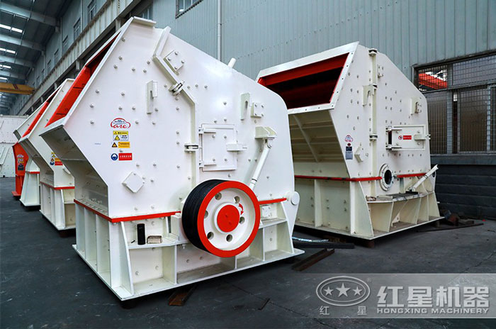 對(duì)中等硬度以下的石塊進(jìn)行破碎的反擊式破碎機(jī)