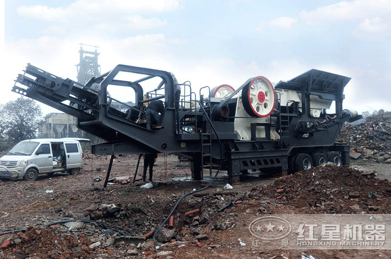 移動式建筑垃圾破碎機安裝、調試中