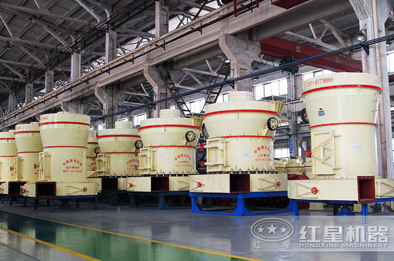 各種規(guī)格的磨粉機(jī)蓄勢待發(fā)