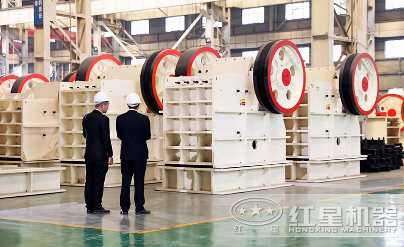 紅星工作人員正帶領(lǐng)用戶參觀57顎式破碎機
