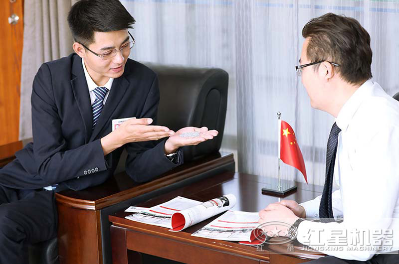 紅星工作人員正耐心為用戶講解破碎知識(shí)