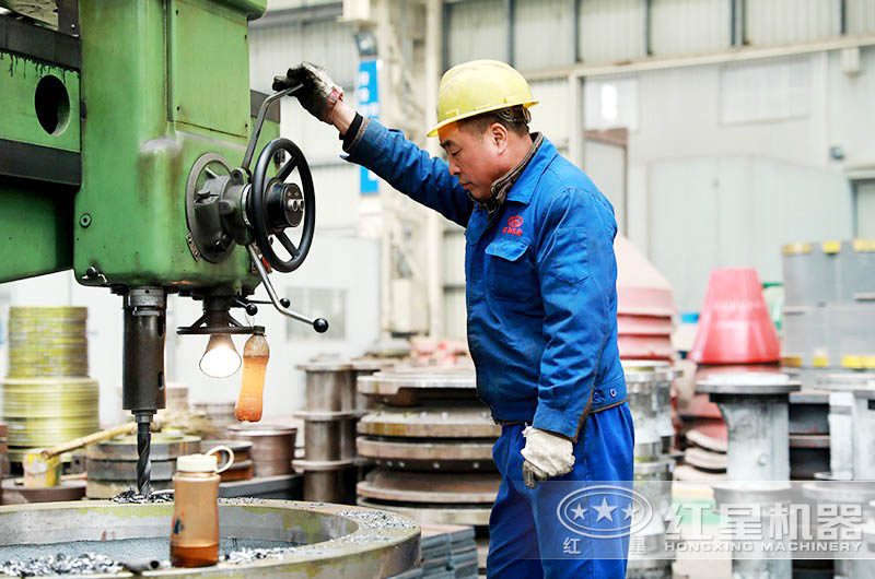 紅星廠家生產(chǎn)車間 紅星技術人員正在專心工作