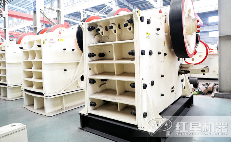 紅星顎式破碎機(jī)生產(chǎn)車間一角，細(xì)看顎式破碎機(jī)風(fēng)采