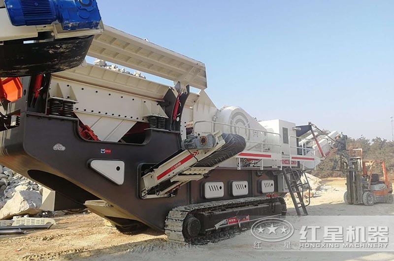 履帶式建筑垃圾破碎機生產現(xiàn)場