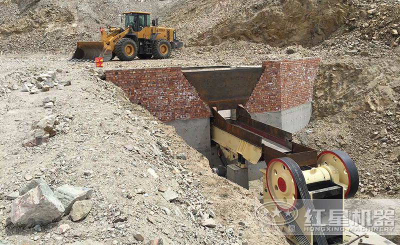 紅星鋁土礦粉碎機生產(chǎn)現(xiàn)場