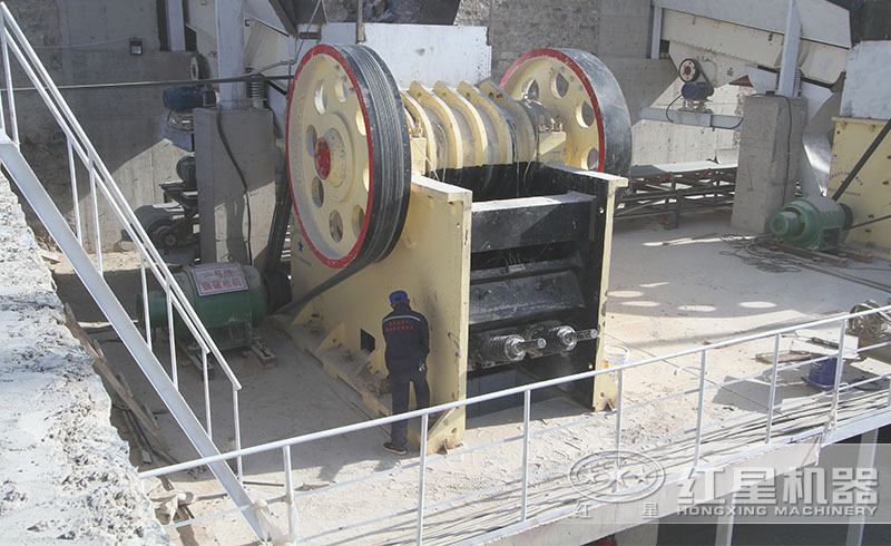 鋁土礦粉碎機操作現(xiàn)場