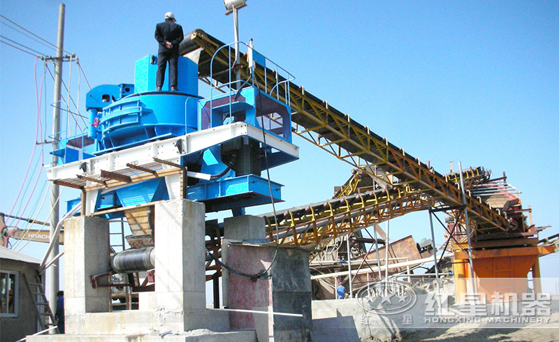 河南紅星制砂生產(chǎn)線現(xiàn)場(chǎng)，設(shè)備運(yùn)行穩(wěn)定可靠