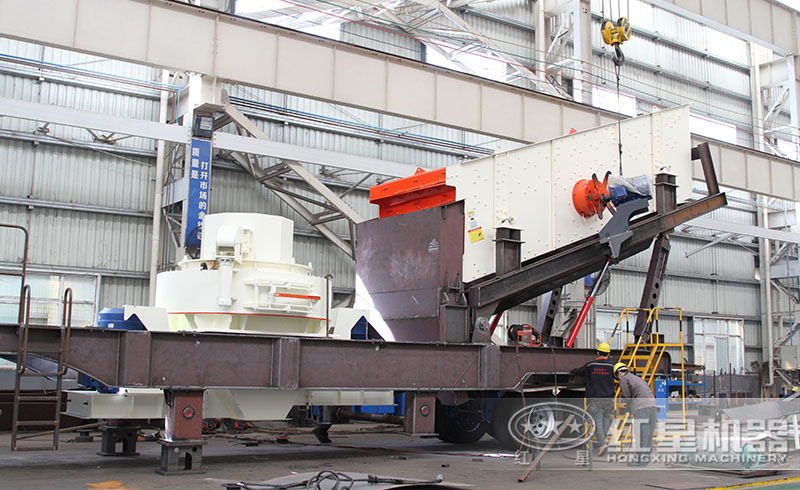 紅星全自動磨砂機生產(chǎn)車間，工作人員正用心制造高質(zhì)量設(shè)備