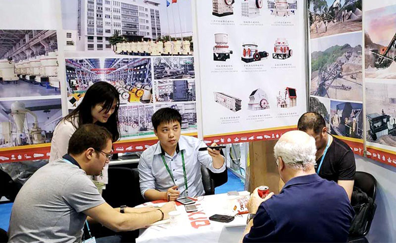 紅星展會現(xiàn)場——紅星工作人員正為用戶講解破碎設(shè)備