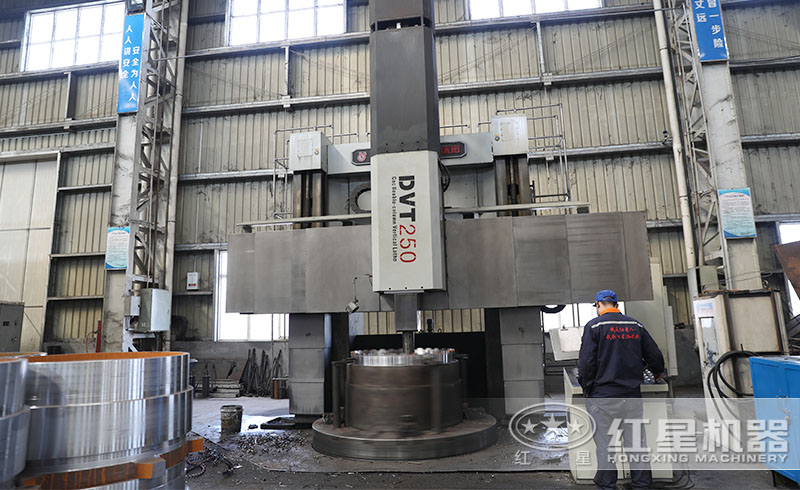 紅星現(xiàn)代化生產(chǎn)車間一角，工作人員正用心工作