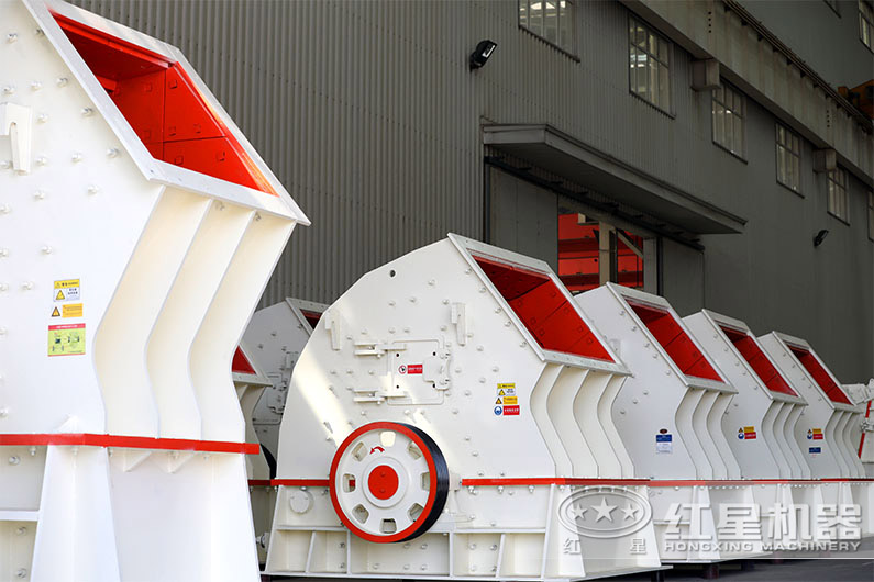 紅星錘式破碎機生產(chǎn)車間，品種多樣，型號眾多