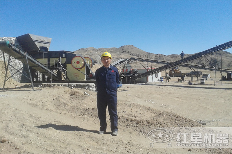 紅星顎式破碎機(jī)生產(chǎn)線現(xiàn)場(chǎng)，設(shè)備布局緊湊，運(yùn)行合理