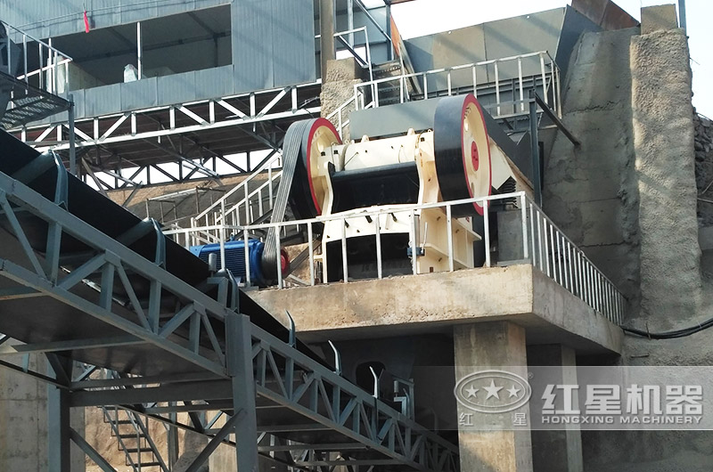 環(huán)保型破碎篩分石子生產(chǎn)線粗破設備——顎破機