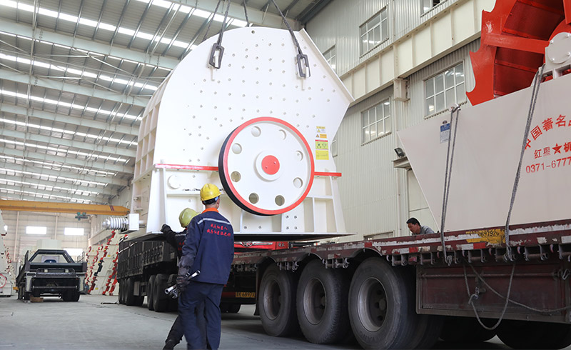 紅星錘式破碎機(jī)快速裝車欲發(fā)往臨沂