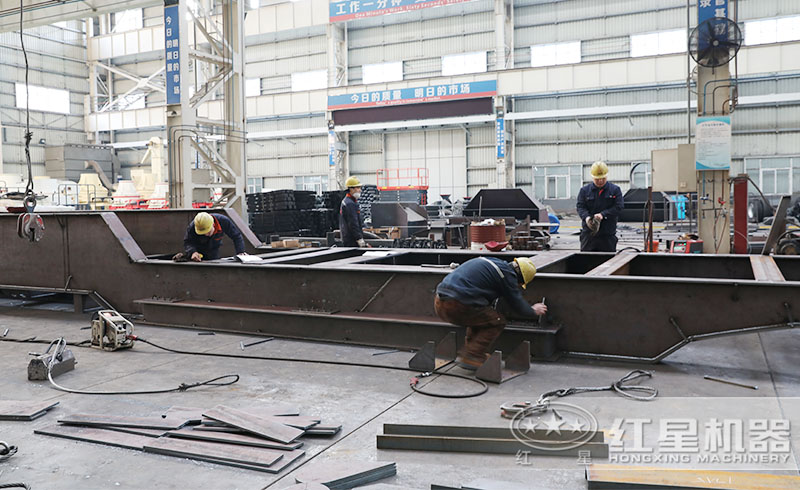 河南紅星履帶式移動(dòng)69鄂破機(jī)生產(chǎn)車(chē)間，匠心打造高品質(zhì)設(shè)備