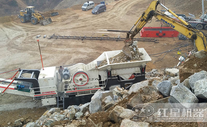 河南紅星履帶式移動(dòng)69鄂破機(jī)生產(chǎn)線現(xiàn)場(chǎng)