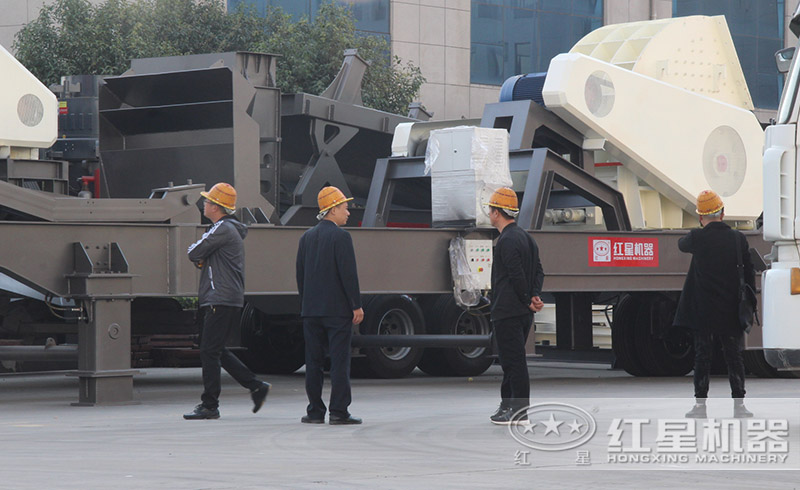 用戶來紅星廠區(qū)參觀購置全自動(dòng)打石機(jī)