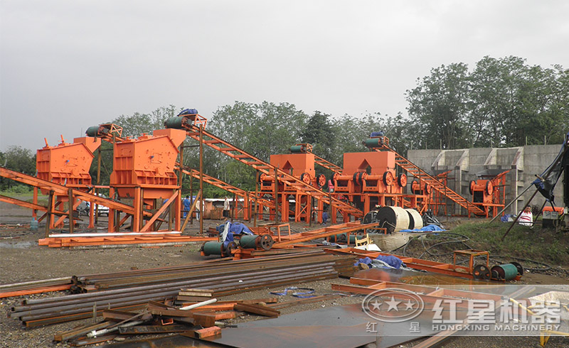 環(huán)保型石子破碎生產(chǎn)線組建現(xiàn)場(chǎng)