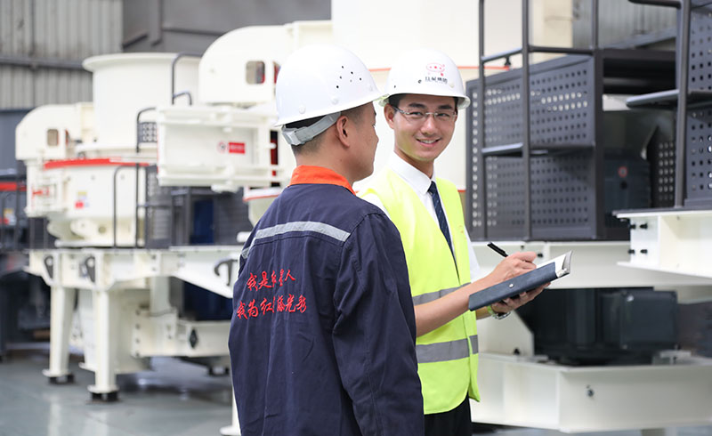 紅星車間一角——工作人員正用心檢查設(shè)備