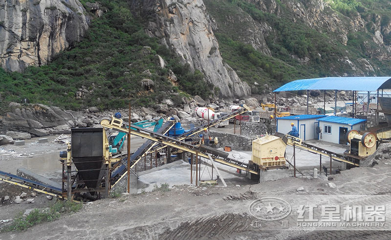 砂巖制砂生產(chǎn)線現(xiàn)場(chǎng)