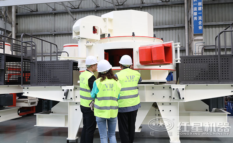 用戶來(lái)紅星廠區(qū)參觀購(gòu)置砂巖制砂機(jī)