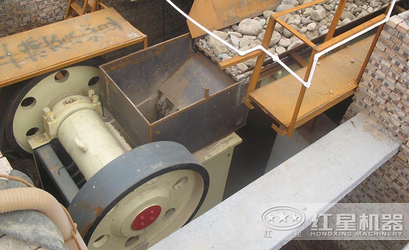 紅星顎式破碎機碎石現場
