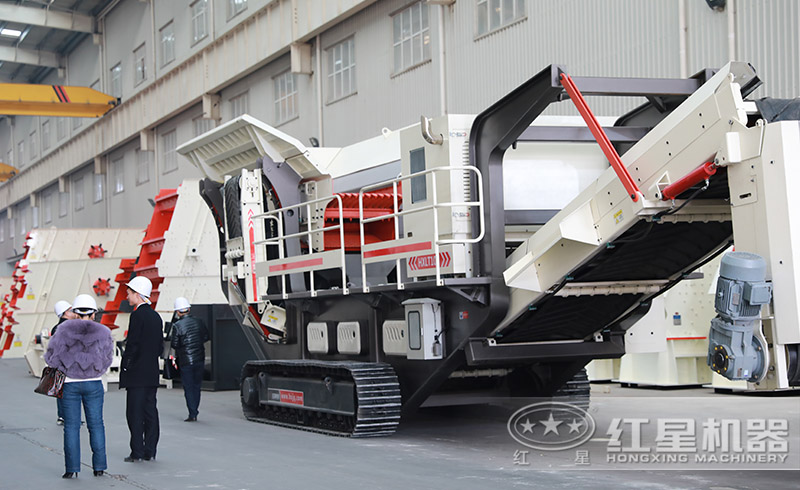 用戶來紅星廠區(qū)參觀購(gòu)置移動(dòng)碎石機(jī)