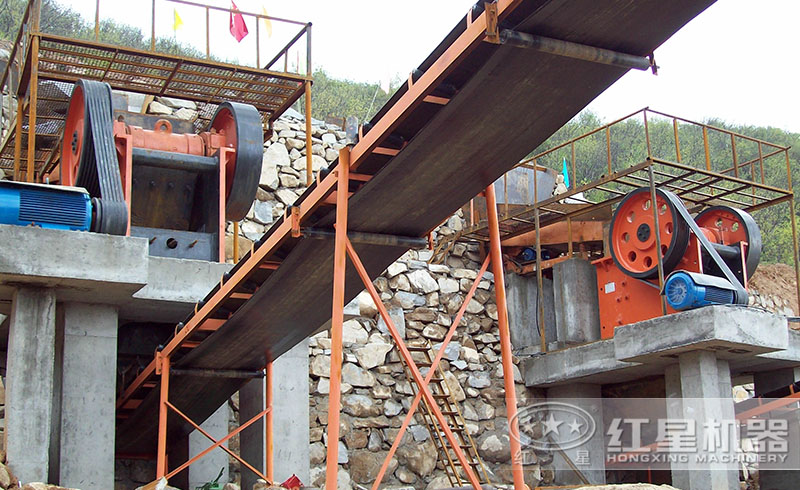 紅星顎式破碎機碎石現(xiàn)場