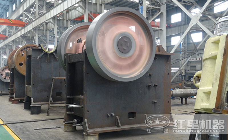紅星鄂式破碎機生產(chǎn)車間，顎式破碎機相對機架