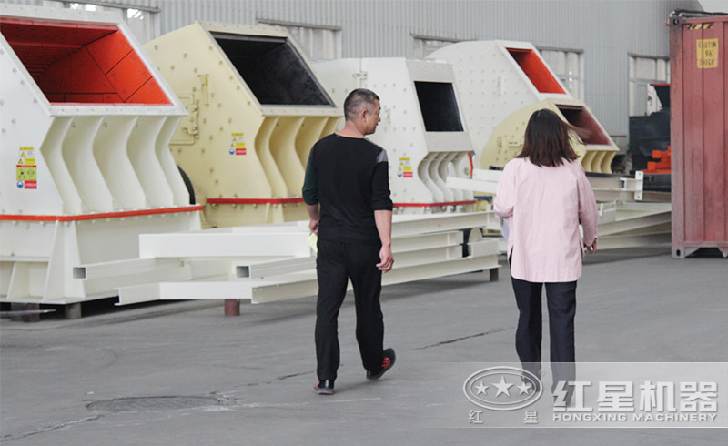 用戶來(lái)紅星廠區(qū)參觀了解錘式破碎機(jī)
