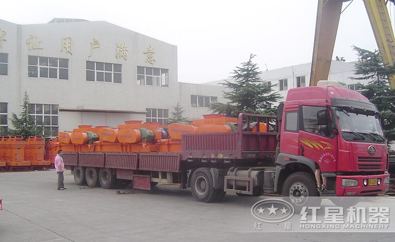 紅星對輥式破碎機正火速裝車發(fā)貨中