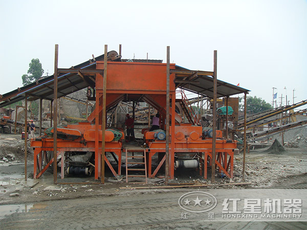 湖南對(duì)輥式破碎機(jī)碎石現(xiàn)場(chǎng)