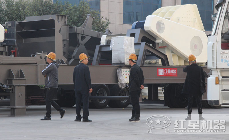 紅星輪胎式移動破碎站廠家直銷，價格實惠，吸引各地用戶前來參觀購置