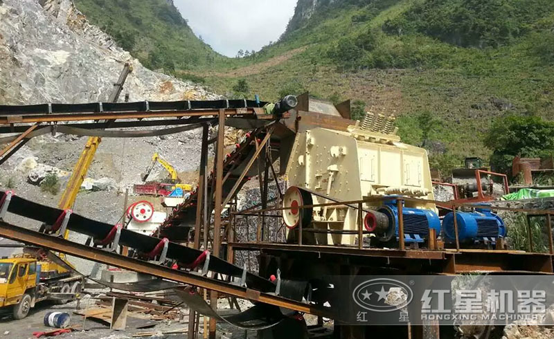 紅星反擊式破碎機碎石現(xiàn)場