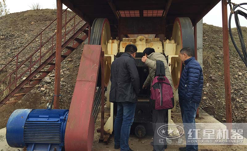 紅星工作人員帶領(lǐng)用戶現(xiàn)場參觀碎石生產(chǎn)線