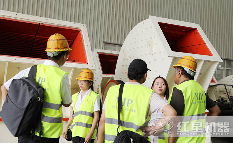 用戶來紅星廠區(qū)實(shí)地參觀錘式破碎機(jī)