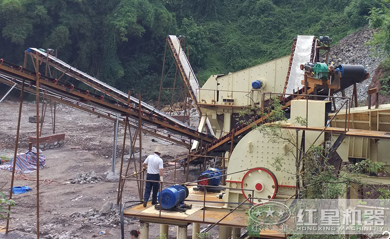 紅星錘式破碎機(jī)安裝現(xiàn)場(chǎng)