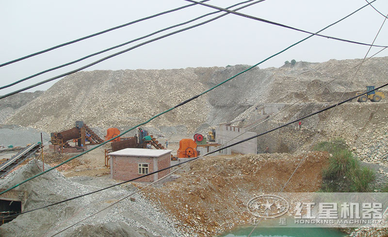 紅星錘式破碎機(jī)安裝現(xiàn)場(chǎng)