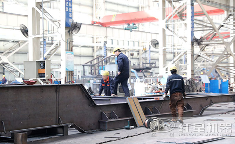 移動(dòng)打砂機(jī)生產(chǎn)車(chē)間，紅星工作人員用專注于鑄造