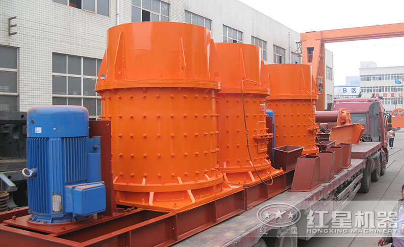 復(fù)合式煤矸石粉碎機(jī)正裝車(chē)發(fā)貨中