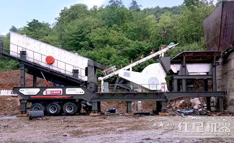 紅星移動式錘破機(jī)碎石現(xiàn)場