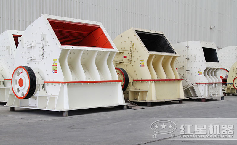 紅星錘式破碎機(jī)生產(chǎn)車間，多種機(jī)型任您挑選